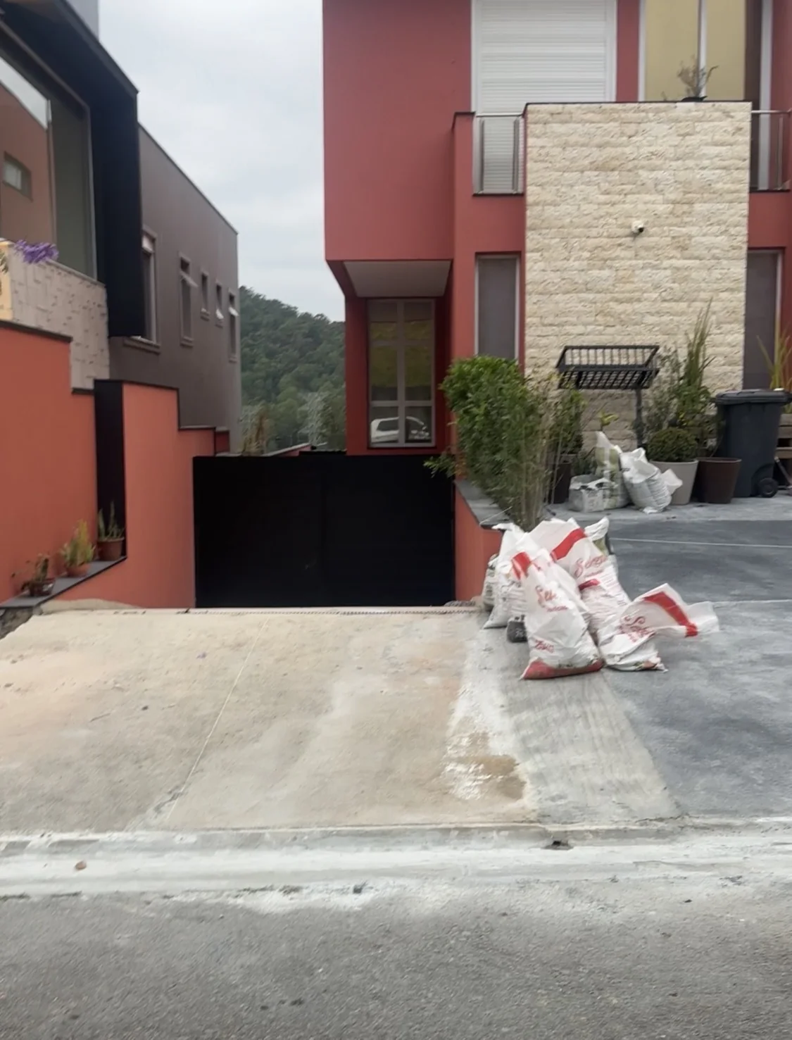 Referência visual de construcoes comerciais apresentada no site original da Serra Ferro
