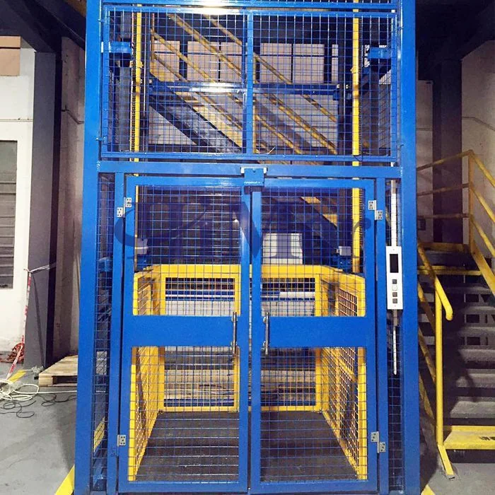 Referência visual de elevador carga industrial apresentada no site original da Serra Ferro